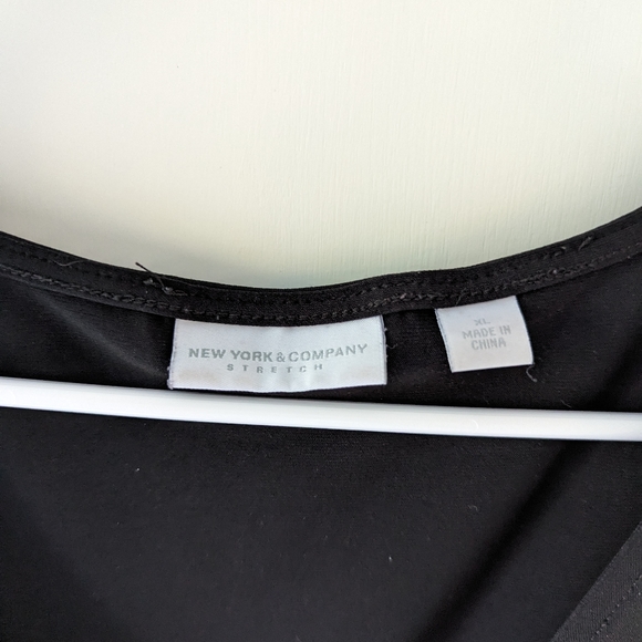 New York Company Black v-neck sleeveless blouse, size XL - Picture 4 of 4